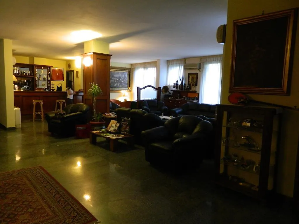 Ascot Lodging Cardano Al Campo