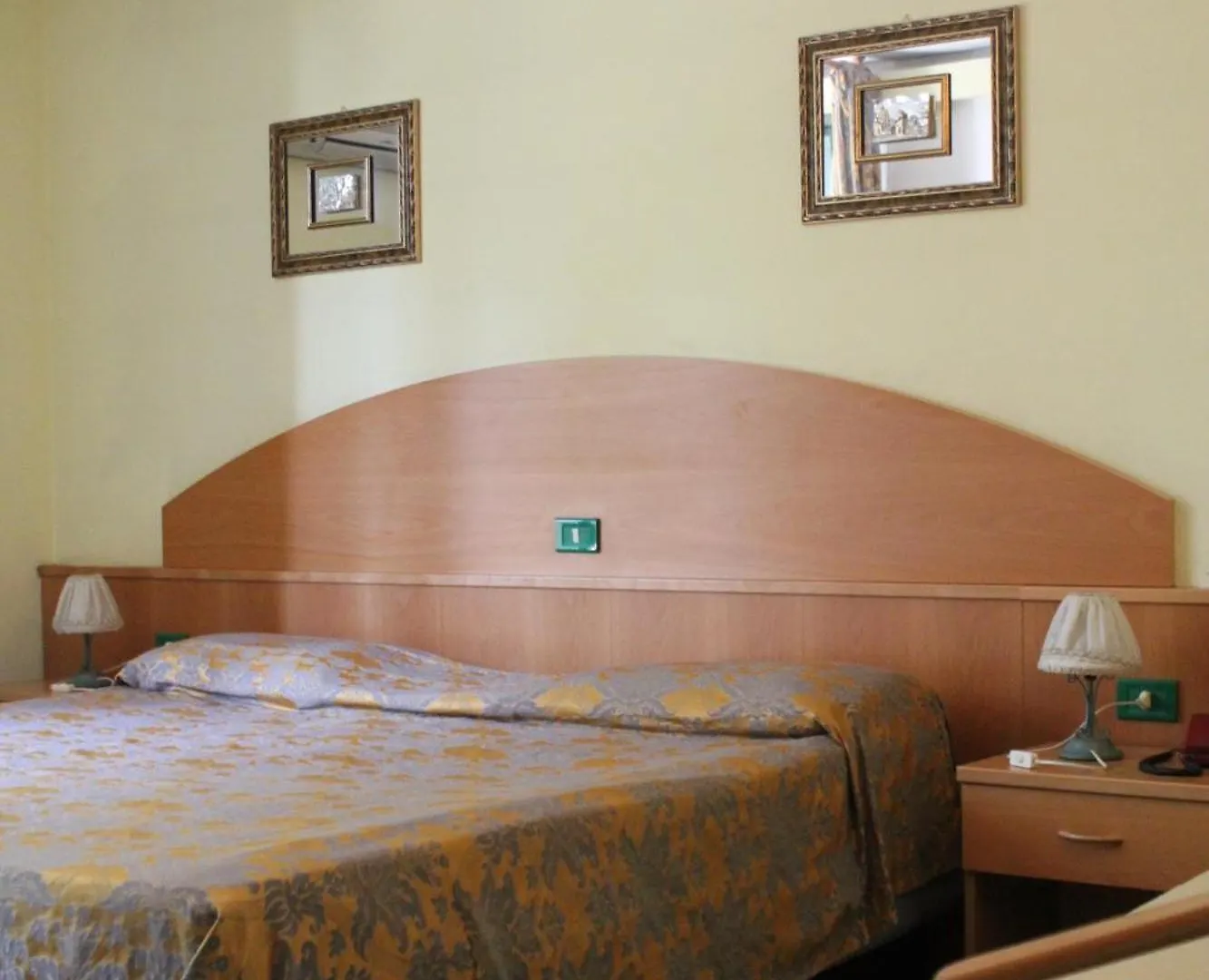 Ascot Lodging Cardano Al Campo Italia