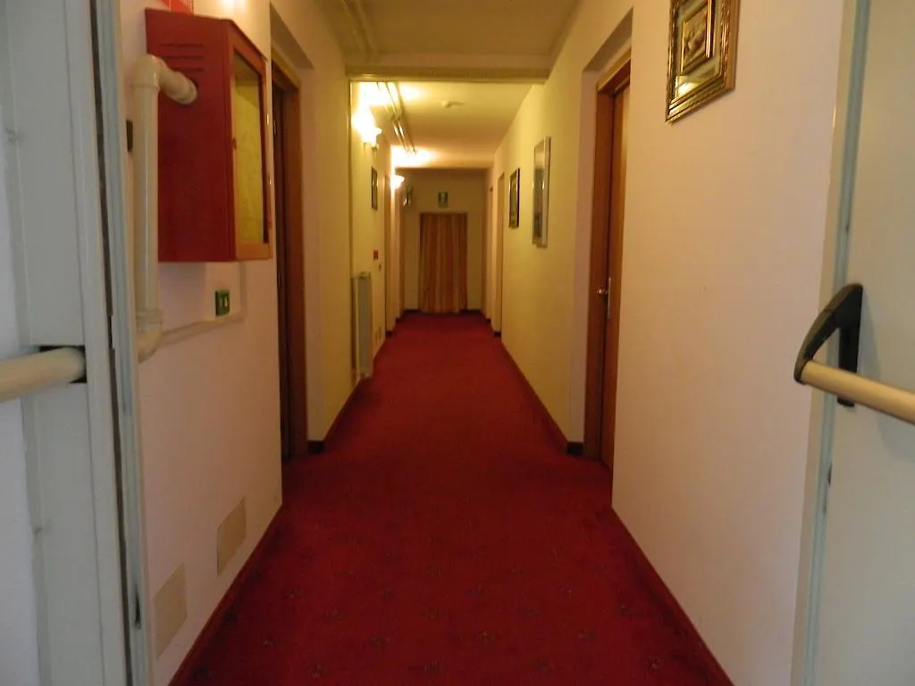 ** Hotel Ascot Lodging Cardano Al Campo Italia
