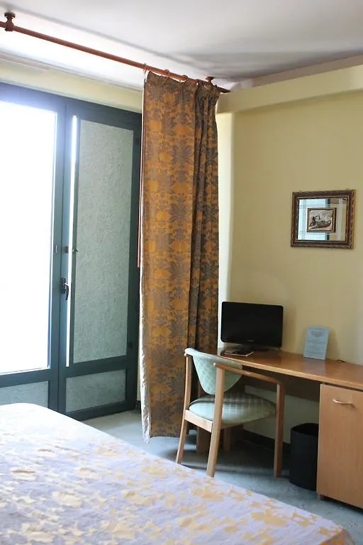 Ascot Lodging Cardano Al Campo