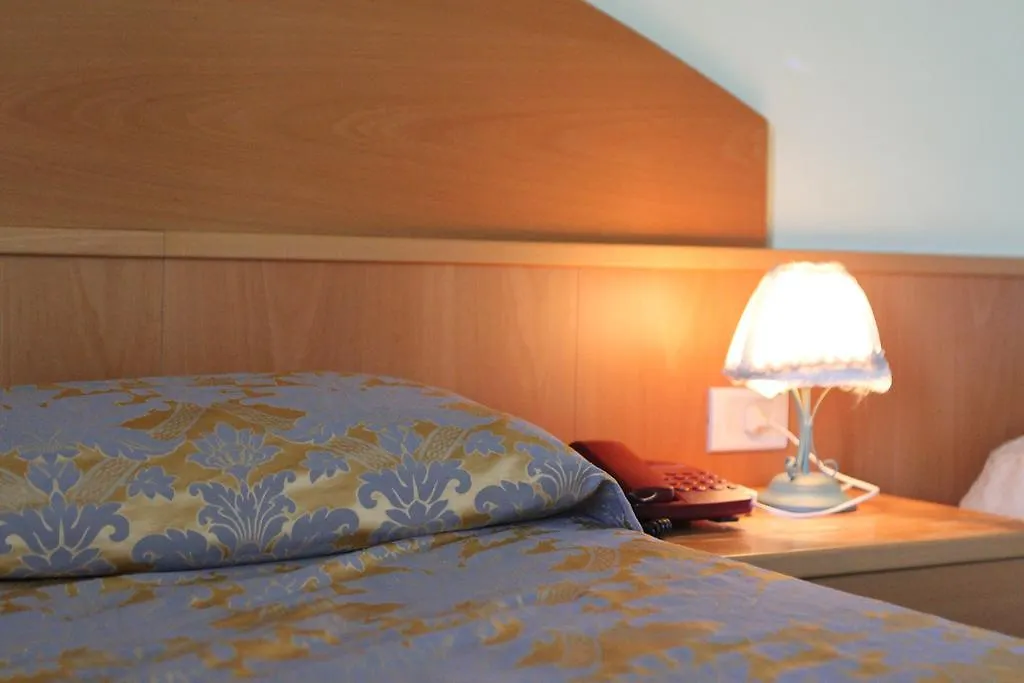 Ascot Lodging Cardano Al Campo