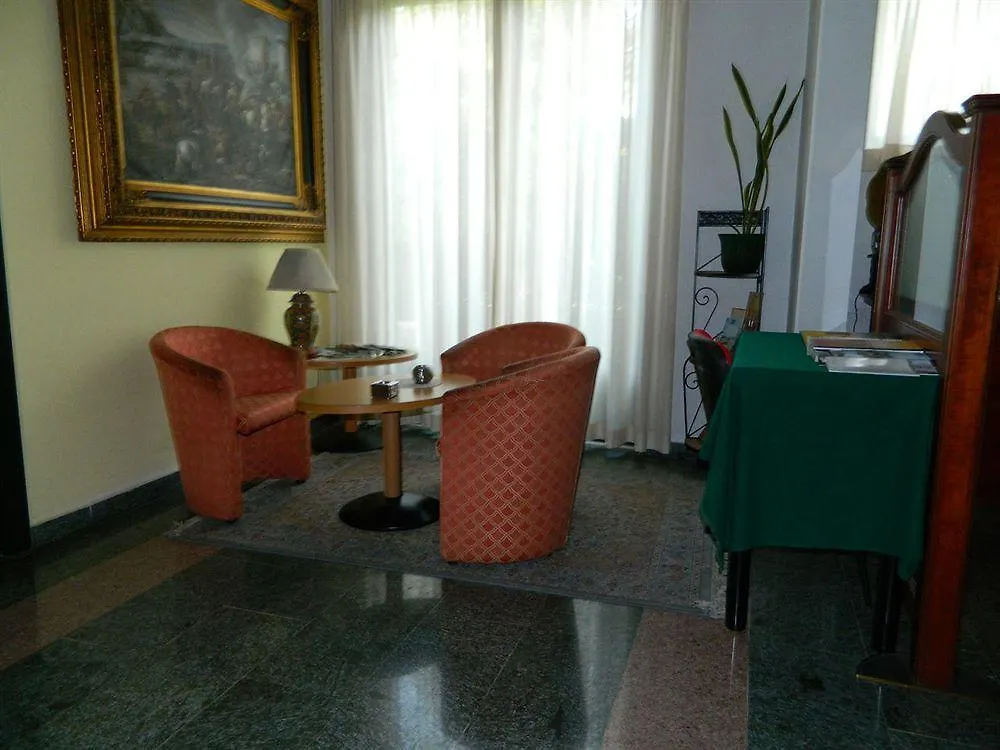 Ascot Lodging Cardano Al Campo Italia