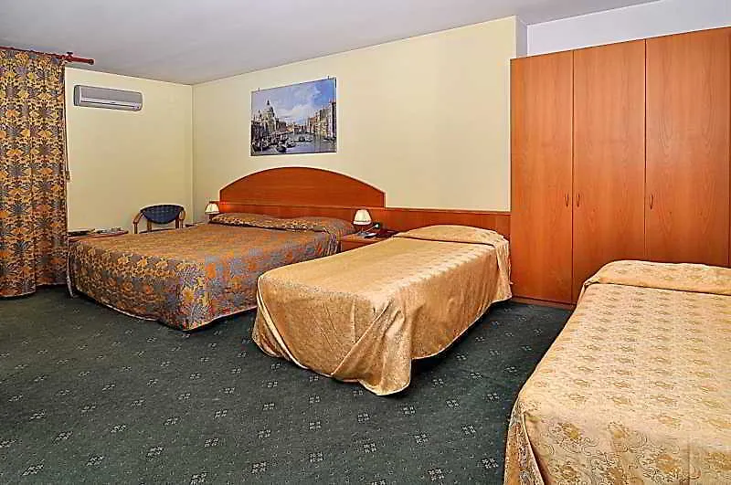 Ascot Lodging Cardano Al Campo 2*,