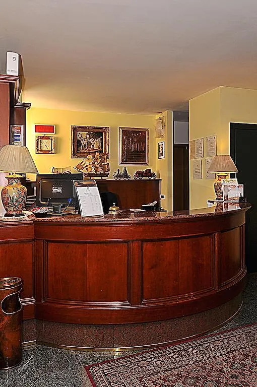 Ascot Lodging Cardano Al Campo Italia