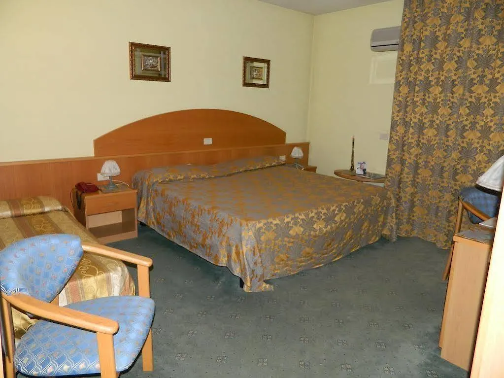 Ascot Lodging Cardano Al Campo