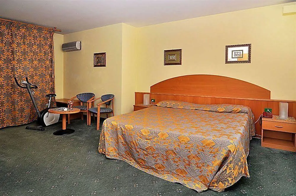 Ascot Lodging Cardano Al Campo Italia