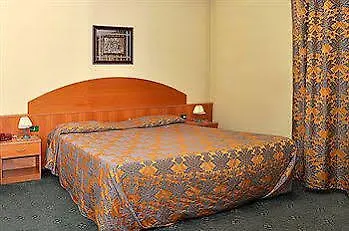 Ascot Lodging Cardano Al Campo 2*,